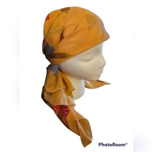 BEAUTIFUL vintage floral scarf with a floral design 30x32.